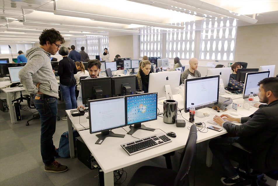 ¿Cómo se relacionan las agencias de comunicación con los medios de comunicación?