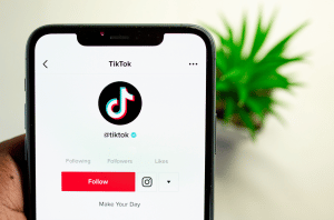 Móvil que muestra la aplicación TikTok