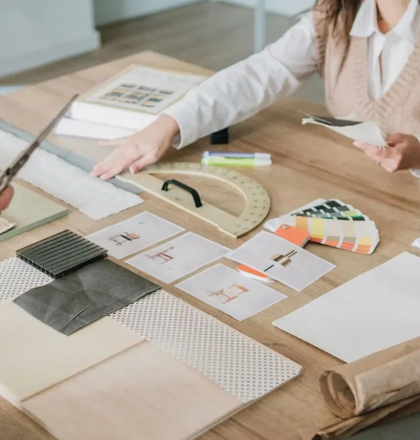 Diseñador trabajando en identidad visual, ilustrando el concepto de qué es la imagen corporativa para destacar frente a la competencia.