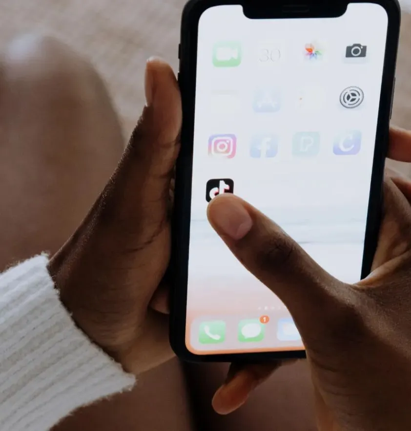 Móvil que muestra la página de inicio con diferentes redes sociales como TikTok o Threads