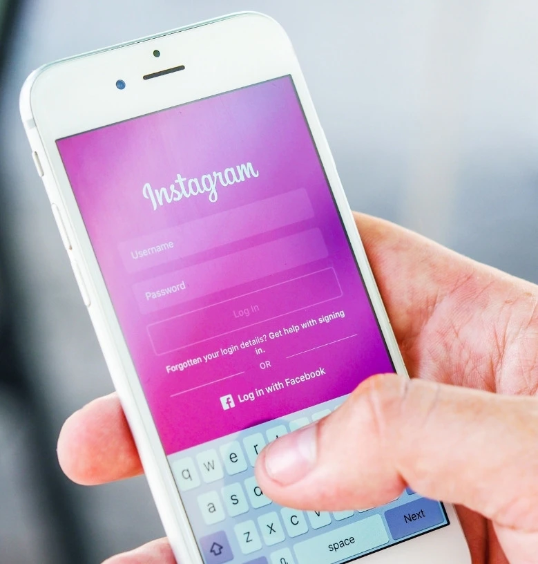 Persona accediendo a la App de Instagram para ver el formato reel Instagram con código secreto