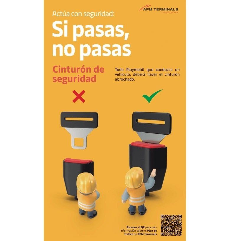 Banners publicitarios de seguridad vial para APM Terminals con personajes Playmobil y mensaje sobre el uso del cinturón de seguridad
