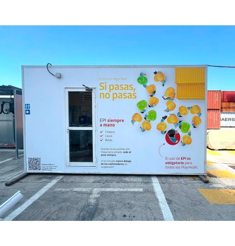 Ejemplo de campañas creativas para seguridad laboral con mensaje sobre el uso obligatorio de EPI en un contenedor de obra."
