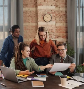 Trabajadores de una agencia de comunicación y marketing trabajando en equipo